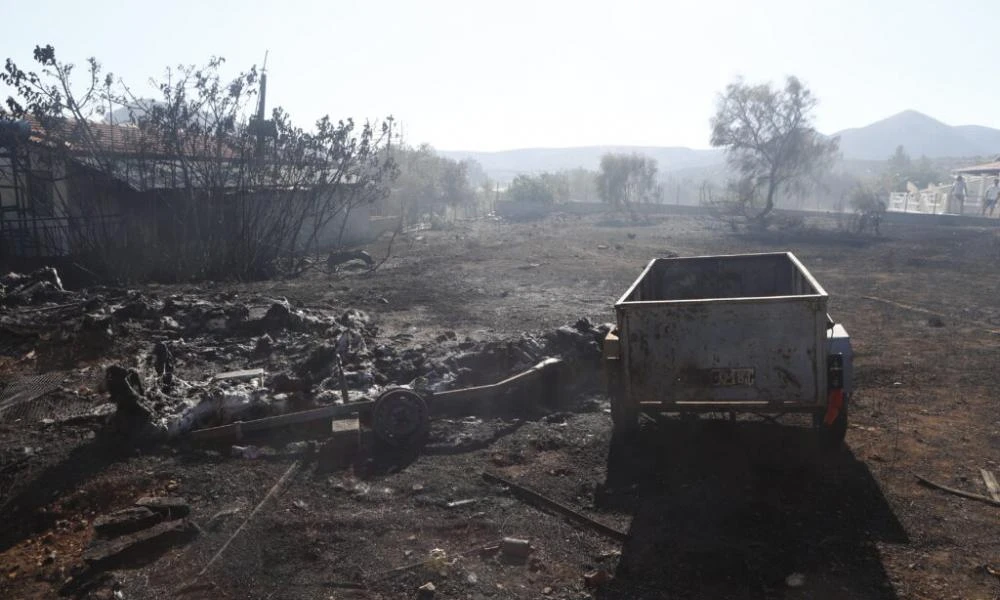 Στάχτη και αποκαΐδια μετά την πυρκαγιά στη Βάρης – Κορωπίου